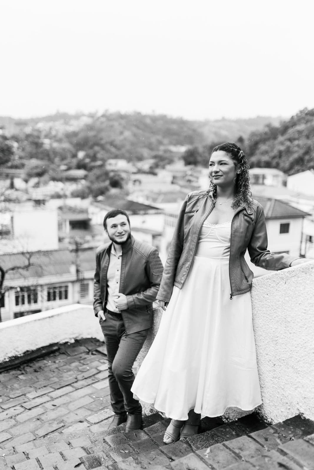 O casal caminhando de mãos dadas por uma rua da cidade, foto em preto e branco