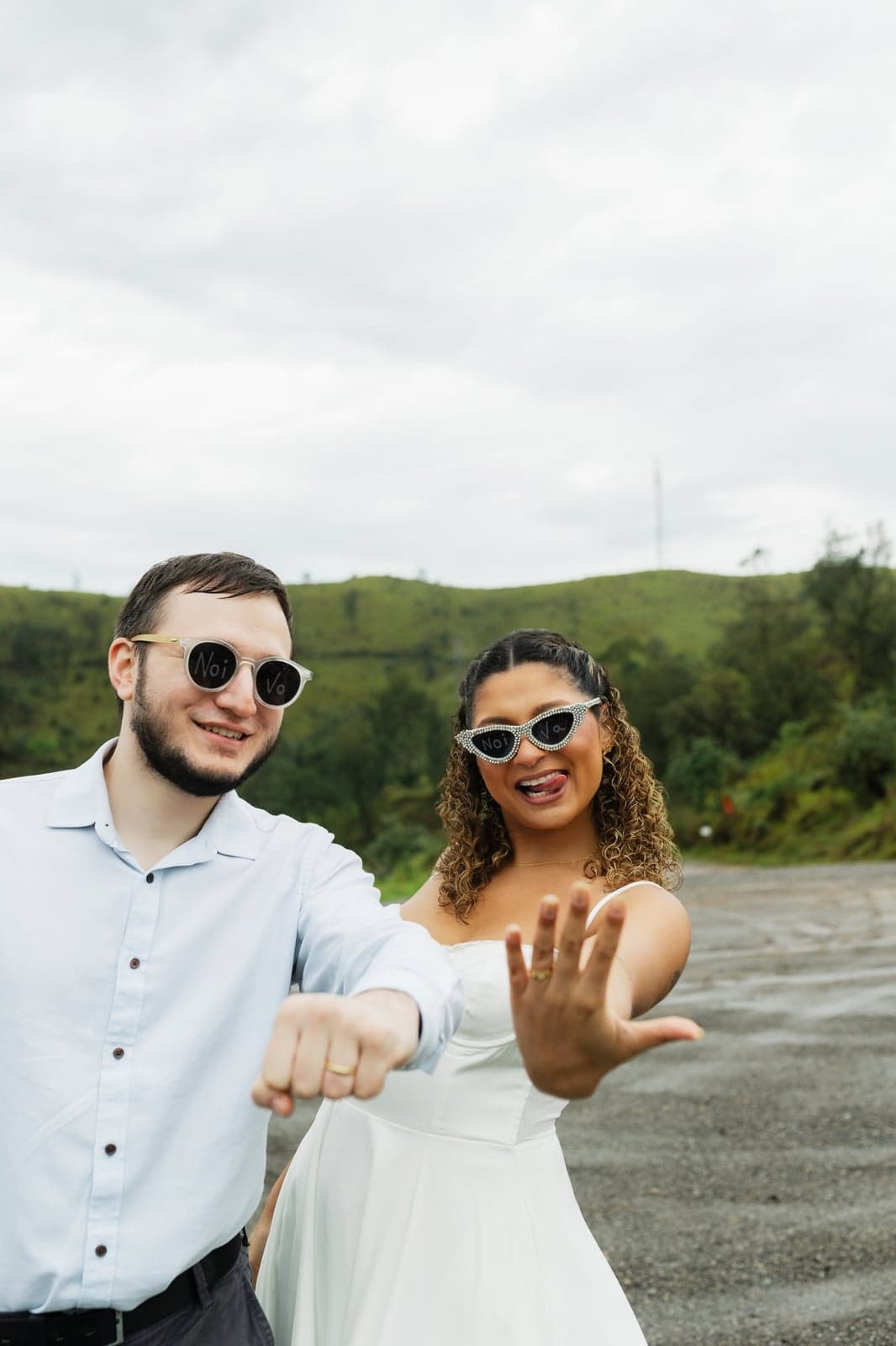 Os dois sorrindo de óculos escuros em uma selfie descontraída