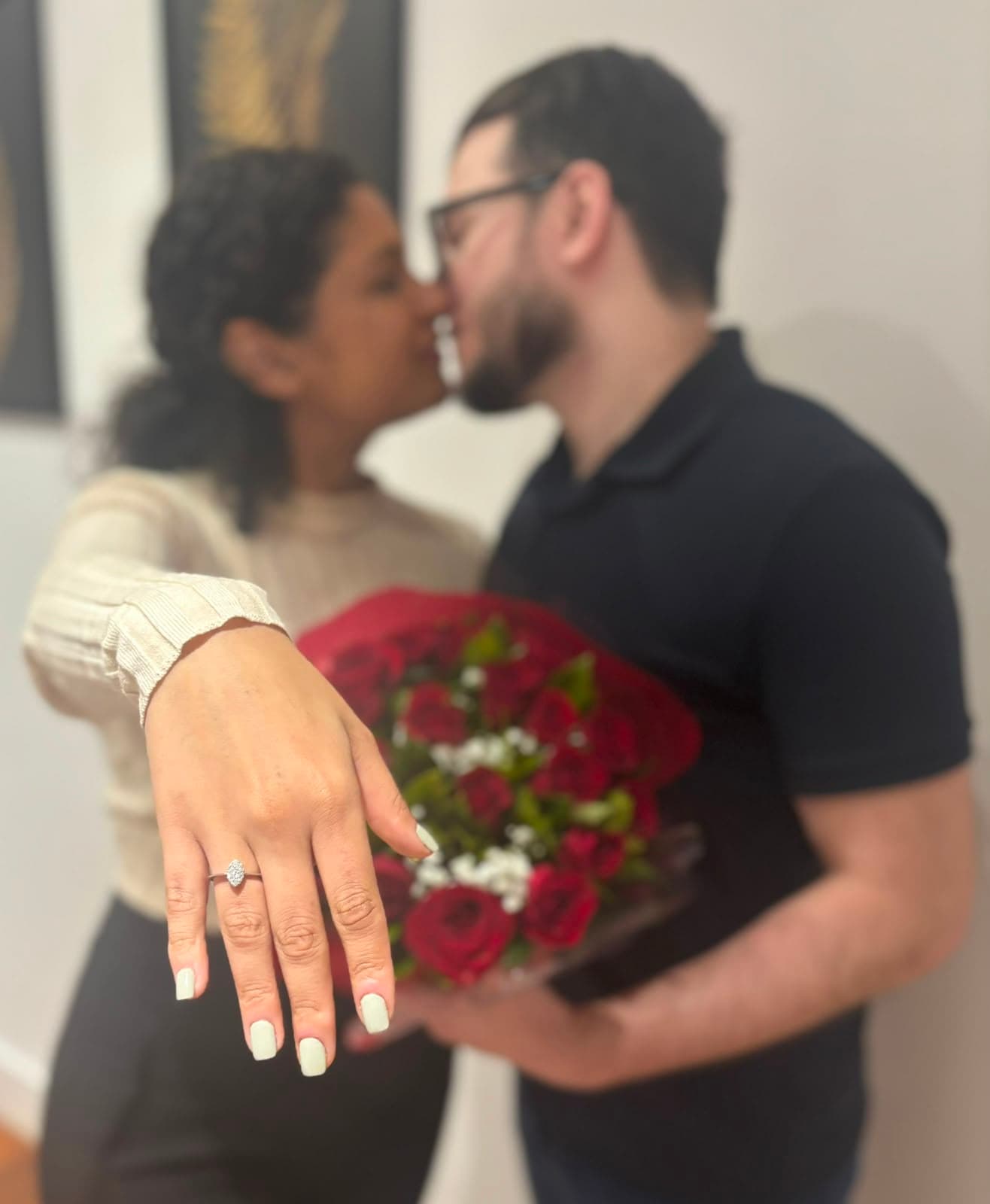 O pedido de casamento: o casal se beijando enquanto ela mostra o anel